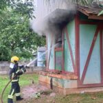 VÍDEO: Bombeiros combatem incêndio em imóvel abandonado no Centro de Brusque