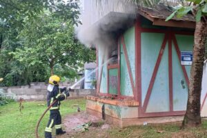 VÍDEO: Bombeiros combatem incêndio em imóvel abandonado no Centro de Brusque