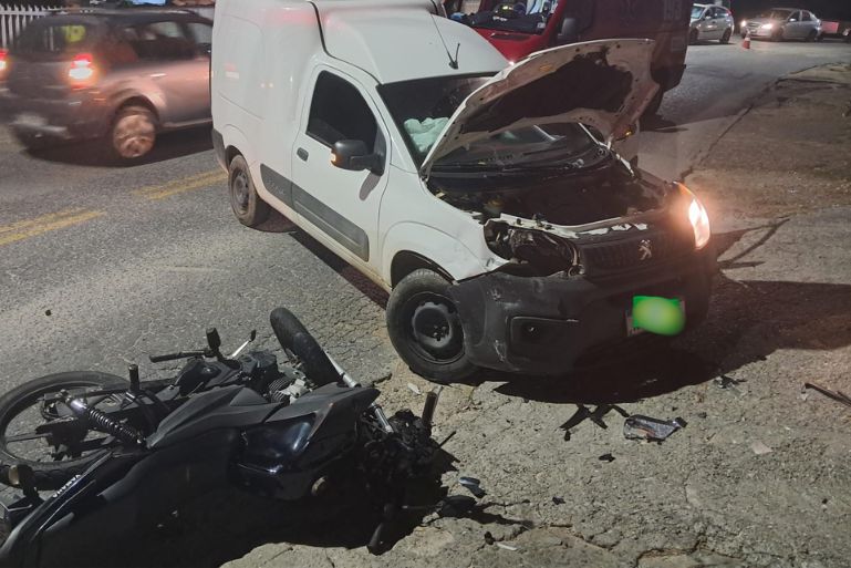 Colisão entre moto e carro deixa homem ferido em Brusque
