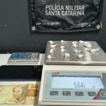 PM detém jovem de 18 anos por tráfico de drogas em Brusque