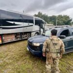 Fiscalização intercepta ônibus com 3 mil garrafas de bebidas uruguaias na BR-101; VÍDEO