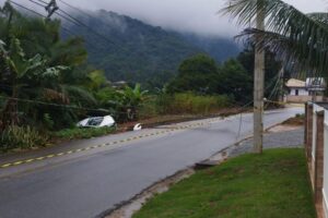 VÍDEO: Motorista fica ferido após sair da pista e bater contra poste em Botuverá (SC)