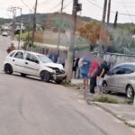 Carro atinge poste e homem é conduzido ao hospital em Brusque