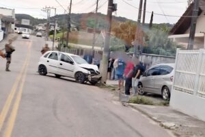 Carro atinge poste e vítima é conduzida ao hospital em Brusque