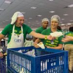 Luciano Hang distribui mais de mil cachorros-quentes aos colaboradores da Havan