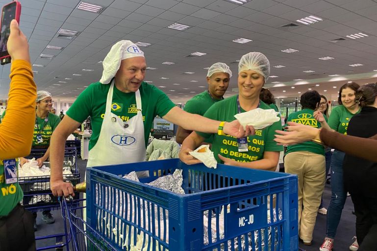 Luciano Hang distribui mais de mil cachorros-quentes aos colaboradores da Havan