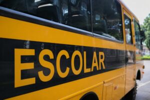 Criança esquecida por mais de 3 horas dentro de ônibus escolar será indenizada em SC