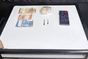 Suspeito de tráfico de drogas é levado à delegacia após abordagem em Brusque