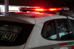 Mulher foge após ser atacada com golpes de faca dentro de casa pelo companheiro