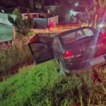 Carro fica pendurado em barranco após saída de pista no bairro Paquetá