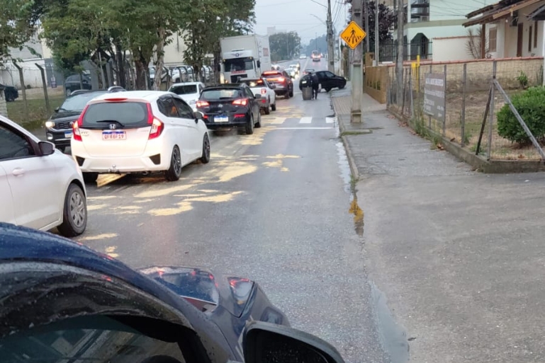 VÍDEO: Óleo na pista mobiliza GTB e Corpo de Bombeiros no bairro São Luiz, em Brusque