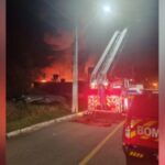 Incêndio de grandes proporções destrói fábrica de plásticos em Itapema