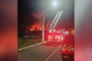 Incêndio de grandes proporções destrói fábrica de plásticos em Itapema