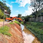 Secretaria de Obras intensifica limpeza preventiva de valas e ribeirões