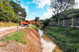 Secretaria de Obras intensifica limpeza preventiva de valas e ribeirões