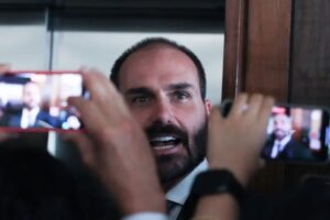 PGR pede ao Supremo condenação de Eduardo Bolsonaro por coação