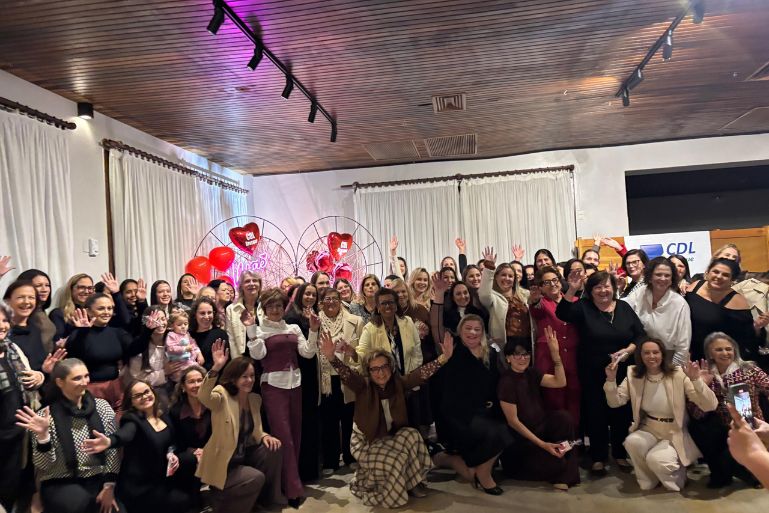 Jantar de Dia das Mães da CDL Brusque reúne associados e familiares