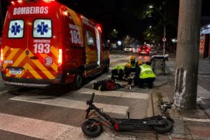 Vítima é socorrida em estado grave após acidente com scooter elétrica em Itajaí