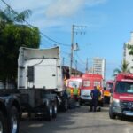 Homem morre após ficar sob caminhão em acidente no litoral