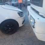 Motorista perde controle após desmaiar e colide contra caçamba na Antônio Heil
