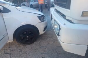 Motorista perde controle após desmaiar e colide contra caçamba na Antônio Heil