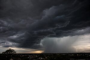 Vendaval derruba turbina eólica em Santana do Livramento após rajadas acima de 130 km/h