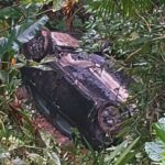 Motorista escapa sem ferimentos após carro cair em barranco