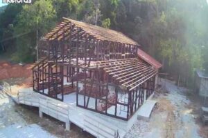 Maior construção enxaimel do Brasil no século XXI ganha forma em Guabiruba (SC)