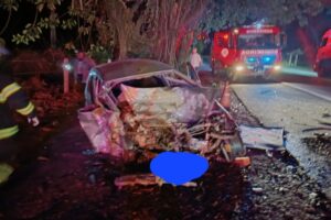 Acidente entre carreta e dois carros deixa morto e feridos graves na BR-470