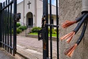 Furto de cabos deixa igreja sem energia no Vale do Itajaí
