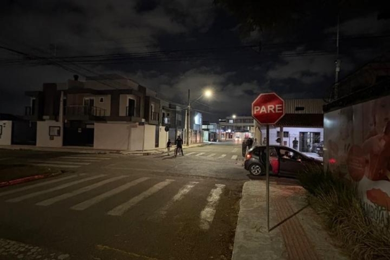 Mulher morre após colisão entre motonetas em cruzamento de Itajaí