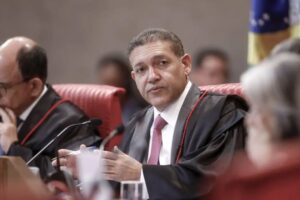 Nunes Marques vai relatar ação de Bolsonaro para anular pena