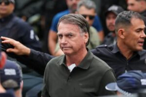 Jair Bolsonaro é internado para cirurgia no ombro