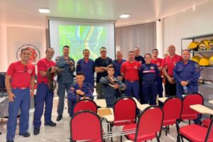 Bombeiros de Brusque passam por treinamento sobre animais peçonhentos