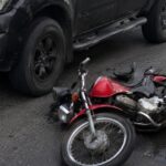 Motociclista tem suspeita de fratura após colisão com caminhonete no bairro Rio Branco