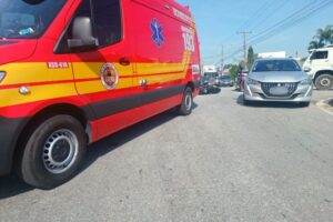 Motociclista é conduzido ao hospital com suspeita de fratura após acidente