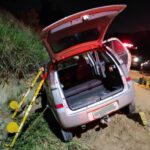 Carro com placas de Brusque bate em barranco e deixa dois feridos em Gaspar