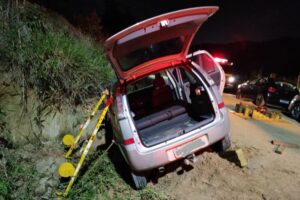 Carro com placas de Brusque bate em barranco e deixa dois feridos em Gaspar