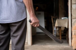 Briga entre avô e neto termina com golpes de facão em Blumenau
