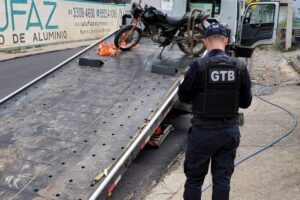 GTB recolhe moto após condutor furar bloqueio em trecho de pavimentação