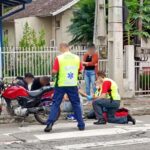 Motociclista é socorrida após acidente entre moto e carro na Rua Azambuja