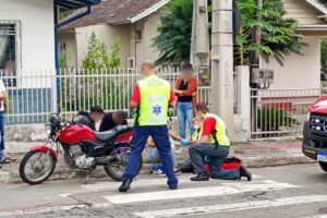 Motociclista é socorrida após acidente entre moto e carro na Rua Azambuja