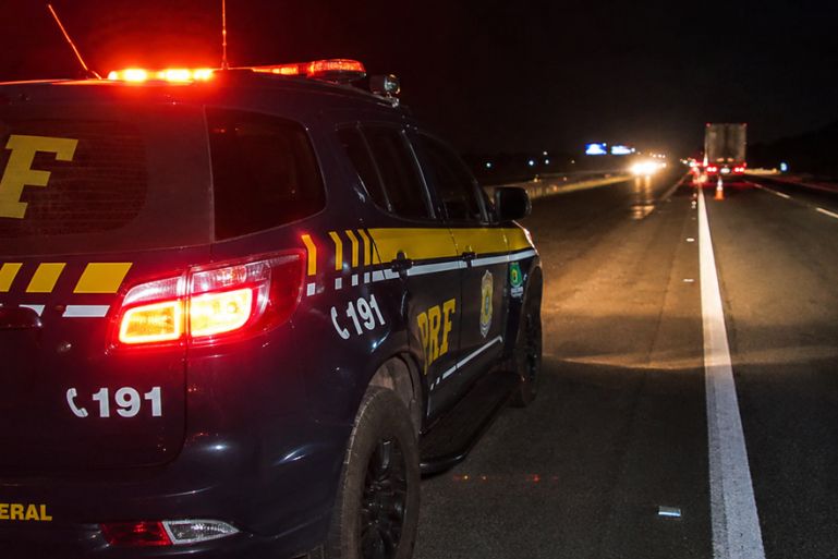 Homem morre após ser atropelado por caminhão na BR-101 em Itajaí