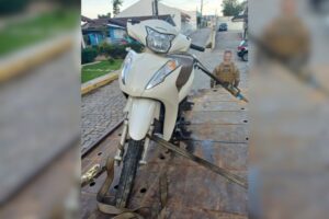 Homem é levado à delegacia após polícia encontrar Honda Biz furtada em Brusque