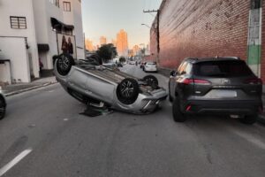 VÍDEO: Automóvel capota em acidente na Rua João Bauer, em Brusque