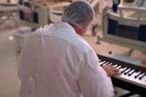 Projeto leva apresentações de piano para dentro de hospitais