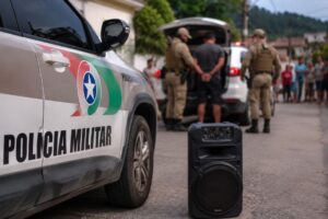 PM prende homem por perturbação do sossego e desacato em Brusque