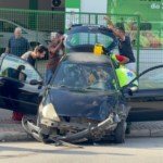 Colisão entre carro e caminhão deixa mulher presa às ferragens em Brusque