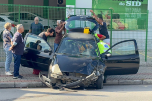 Colisão entre carro e caminhão deixa mulher presa às ferragens em Brusque