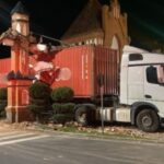 Carreta atinge portal de Pomerode e causa destruição parcial da estrutura